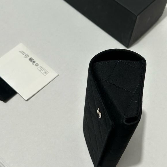 Chanel sunglass case - Picture 5 of 8